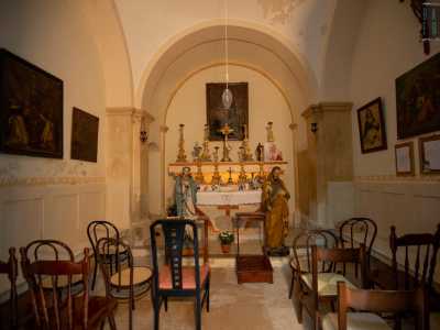 L�interno, a volta, � decorato con quadri religiosi, arredi sacri...